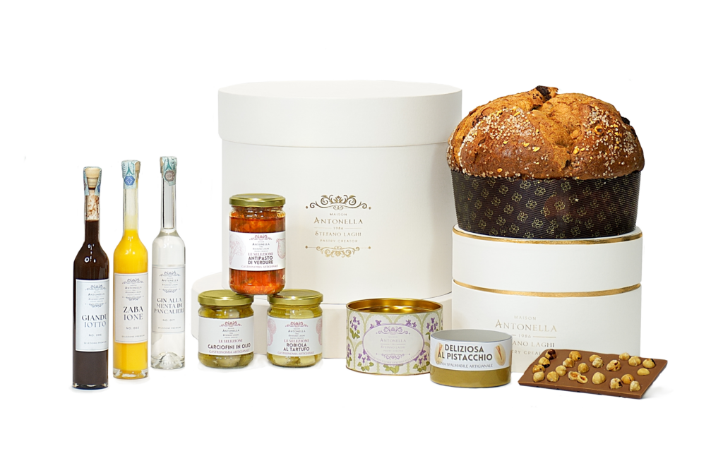 Gift Box Oro Gift box Oro con panettone, liquori artigianali e delizie al pistacchio